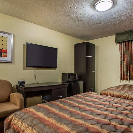Rodeway Inn Belleville Bagian luar foto