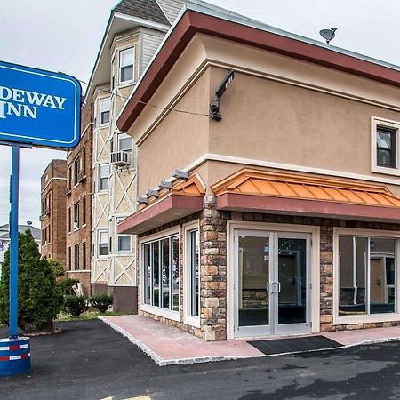 Rodeway Inn Belleville Bagian luar foto