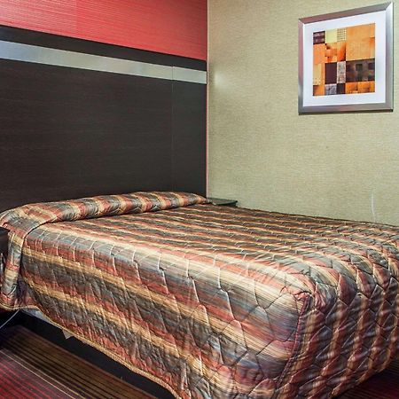 Rodeway Inn Belleville Bagian luar foto