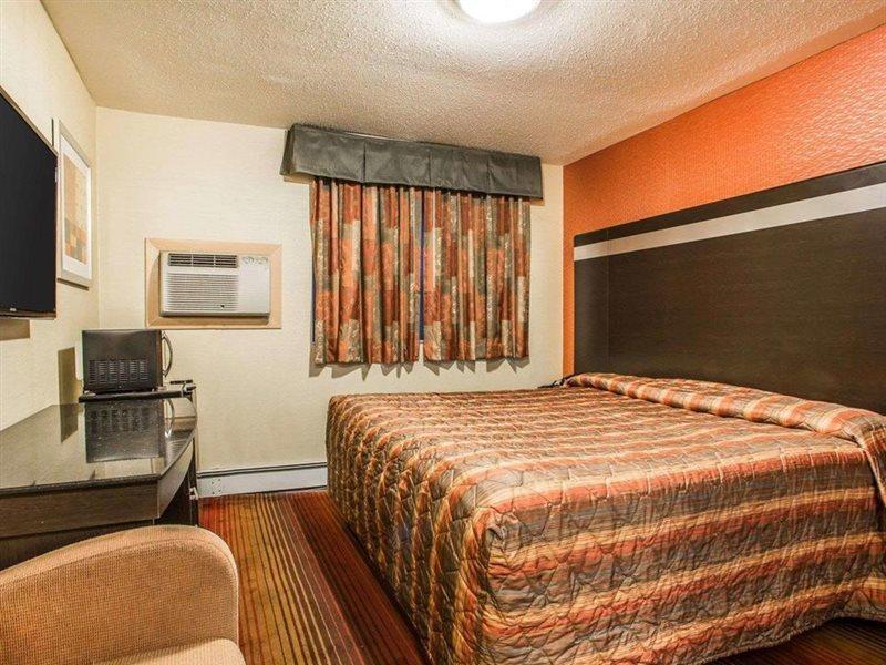 Rodeway Inn Belleville Bagian luar foto