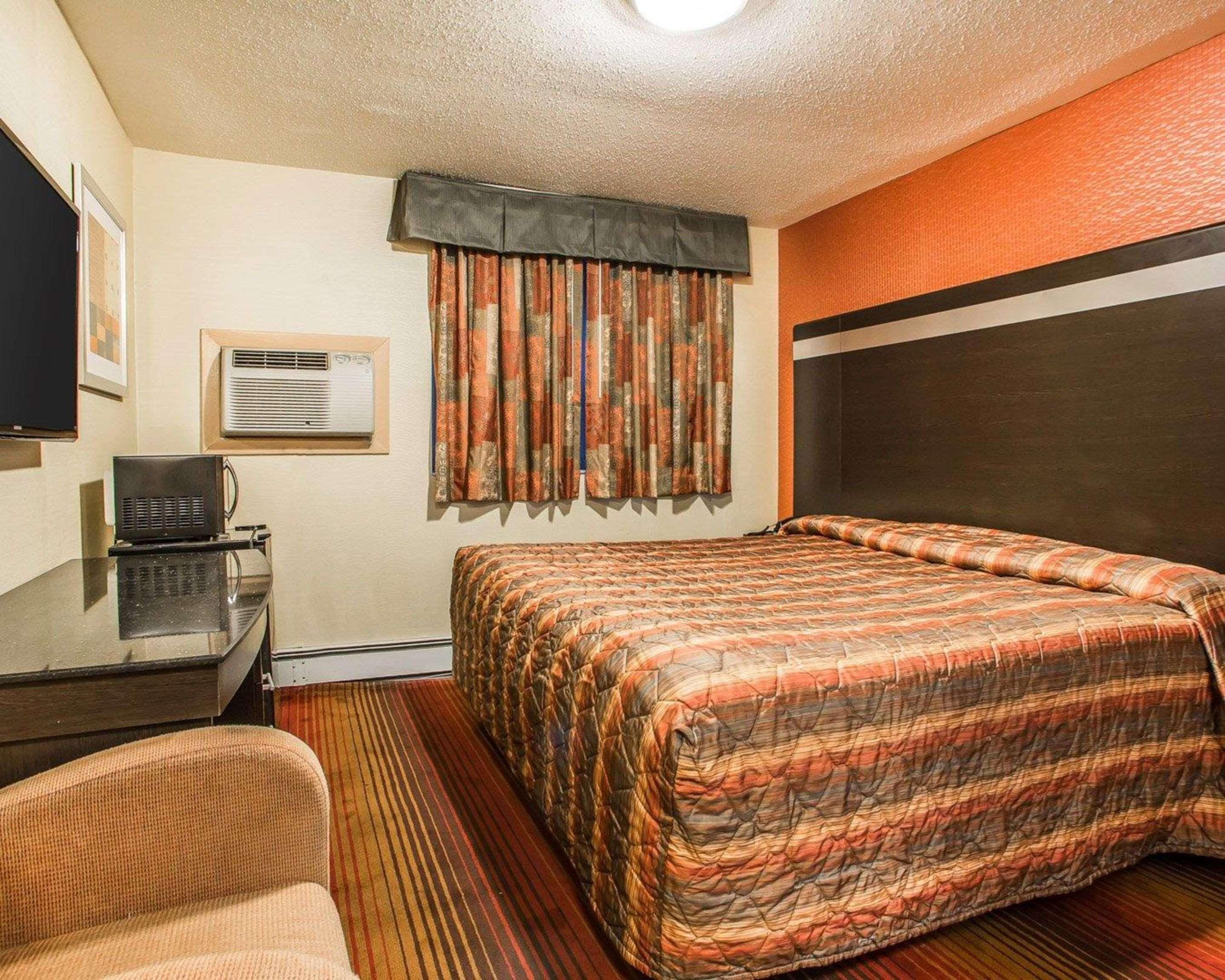 Rodeway Inn Belleville Bagian luar foto
