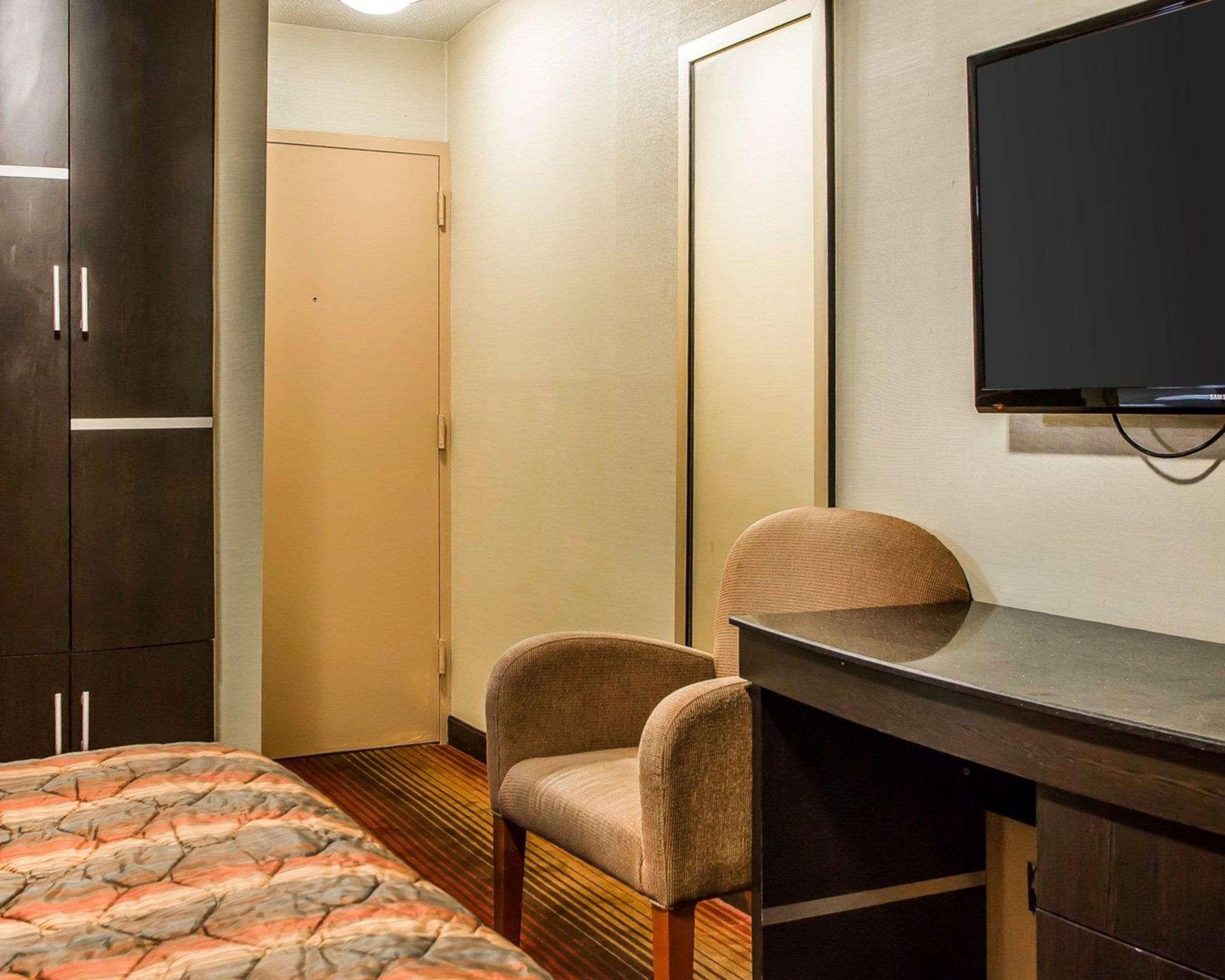 Rodeway Inn Belleville Bagian luar foto