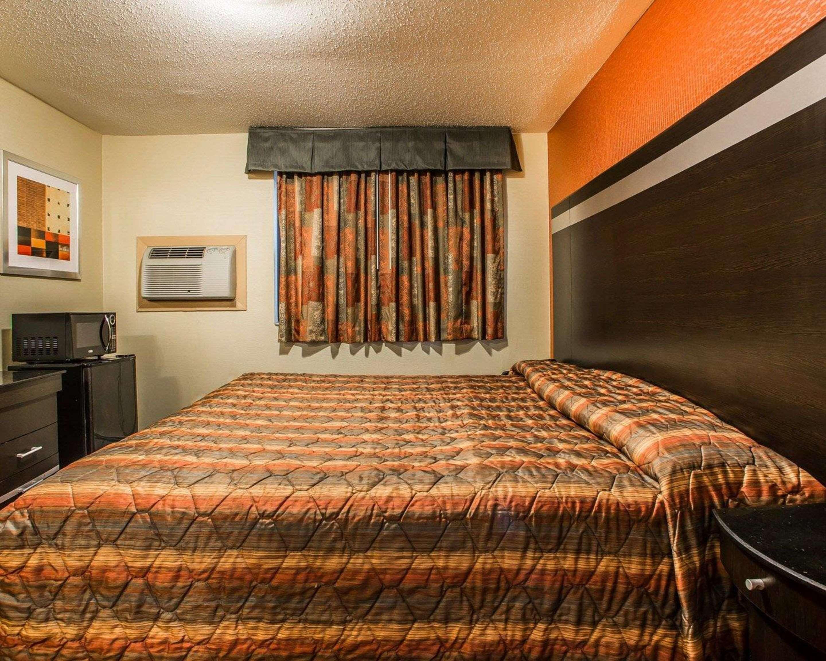 Rodeway Inn Belleville Bagian luar foto