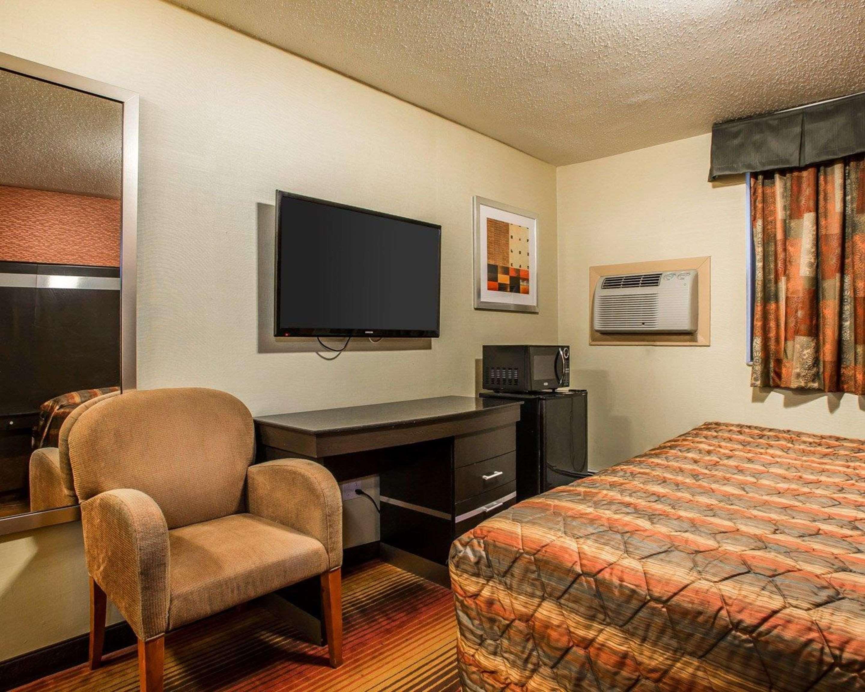 Rodeway Inn Belleville Bagian luar foto