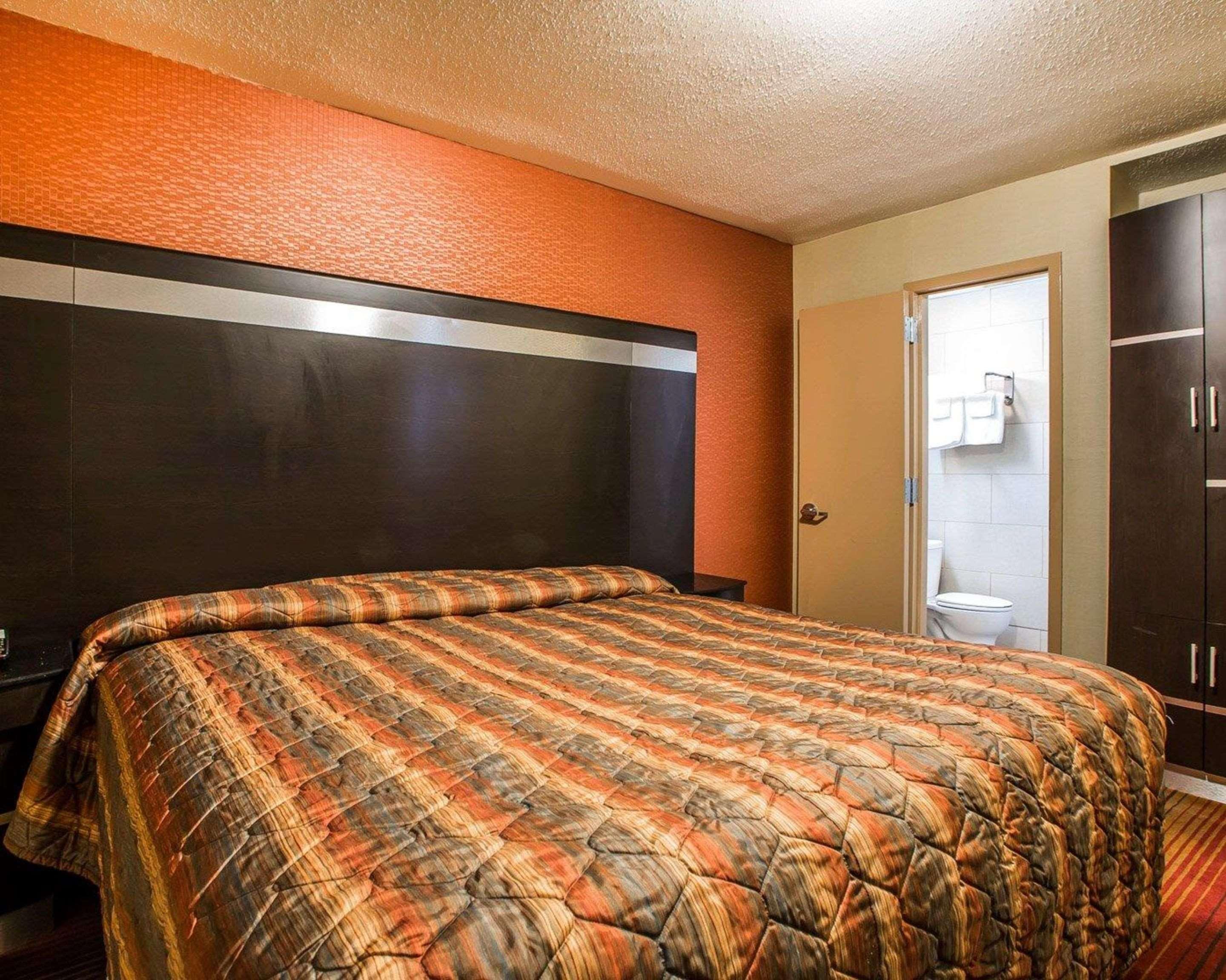 Rodeway Inn Belleville Bagian luar foto