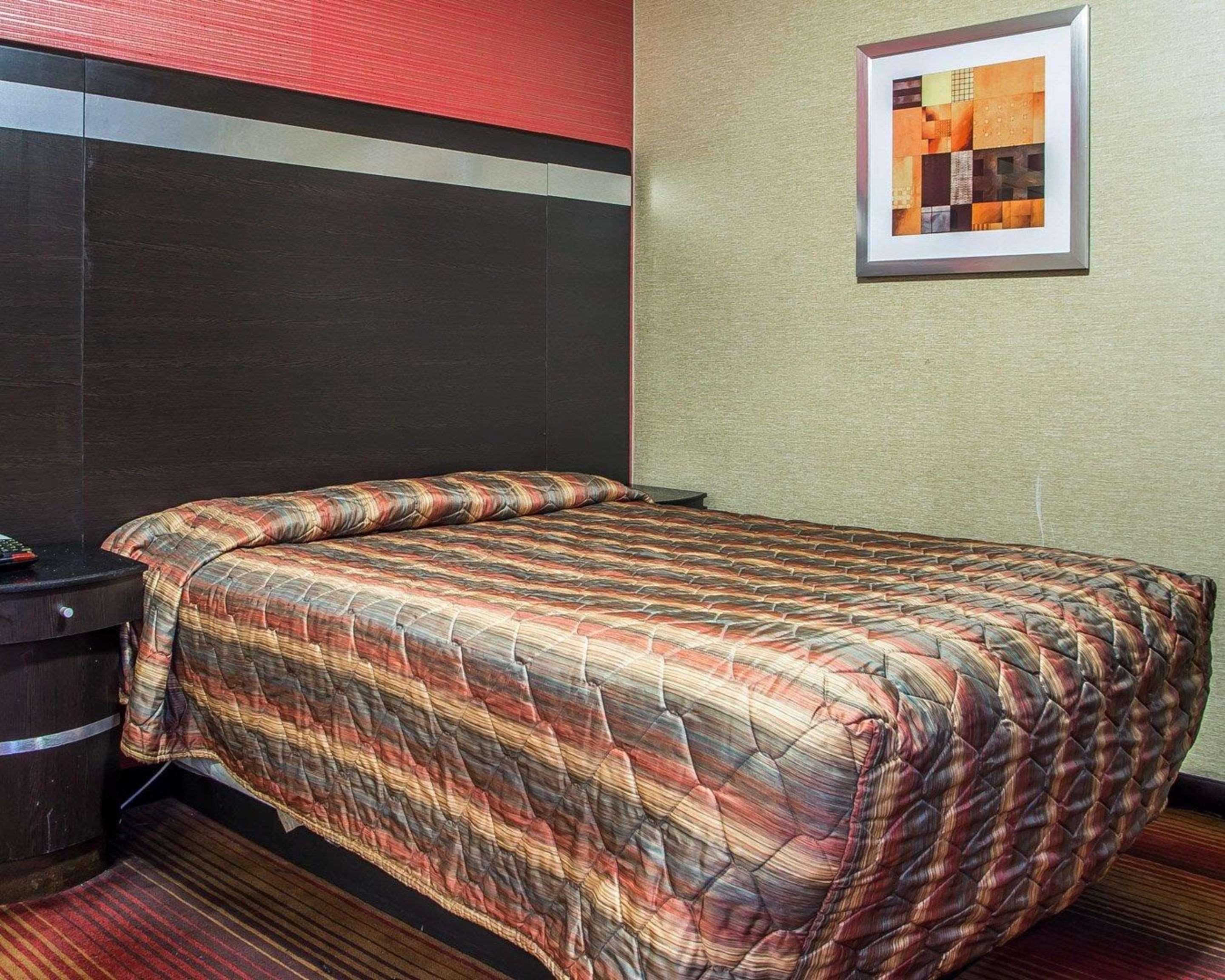 Rodeway Inn Belleville Bagian luar foto