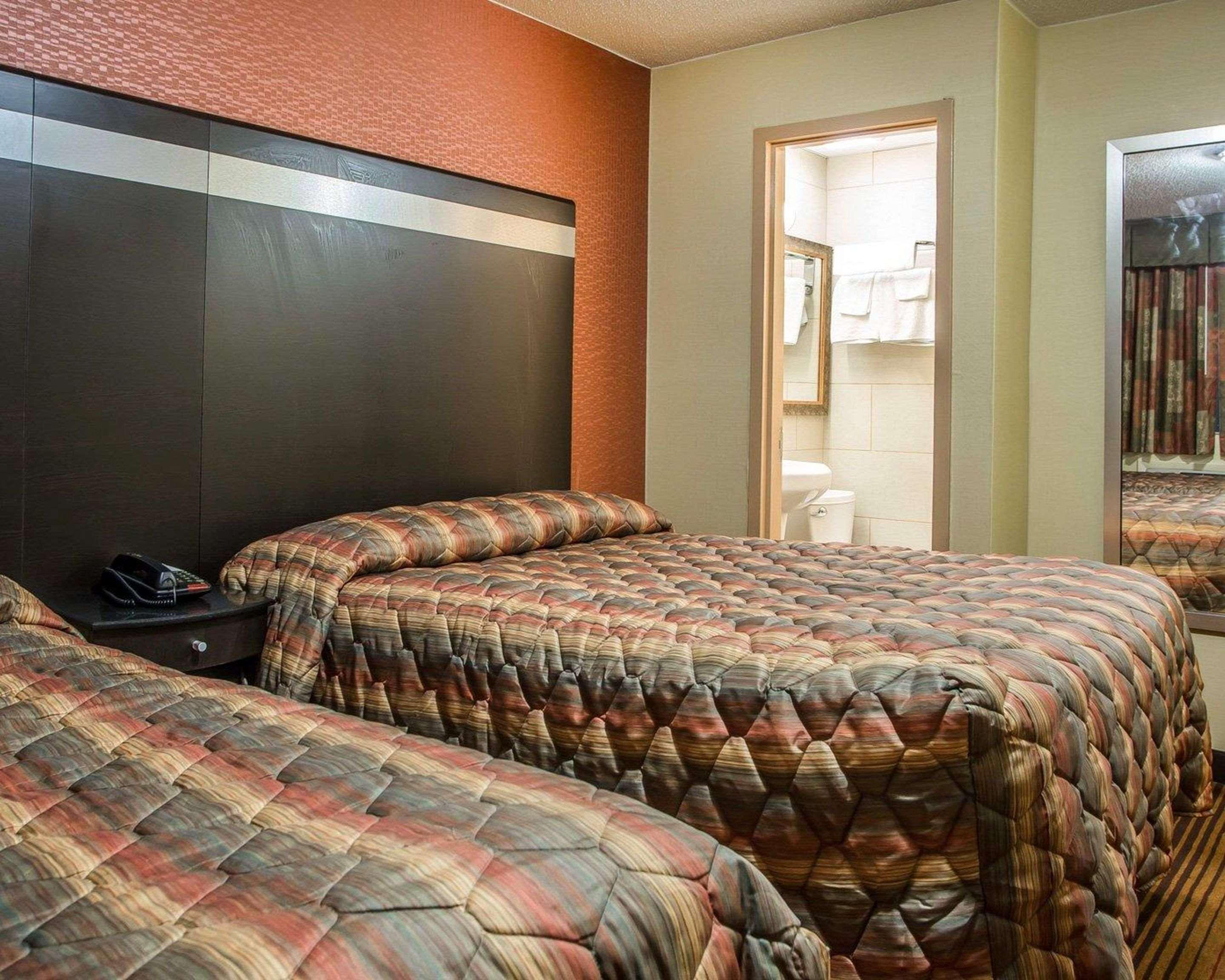 Rodeway Inn Belleville Bagian luar foto
