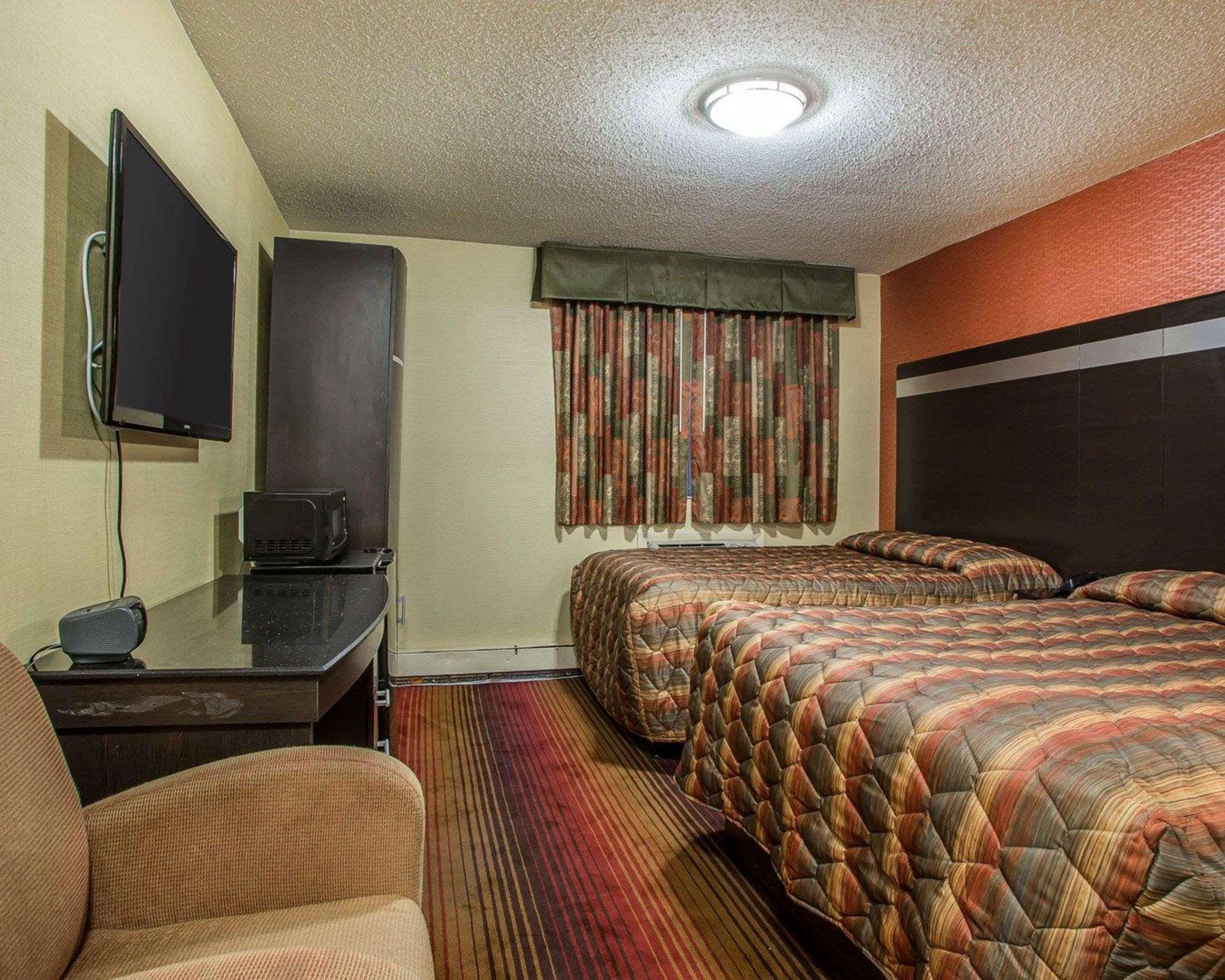 Rodeway Inn Belleville Bagian luar foto