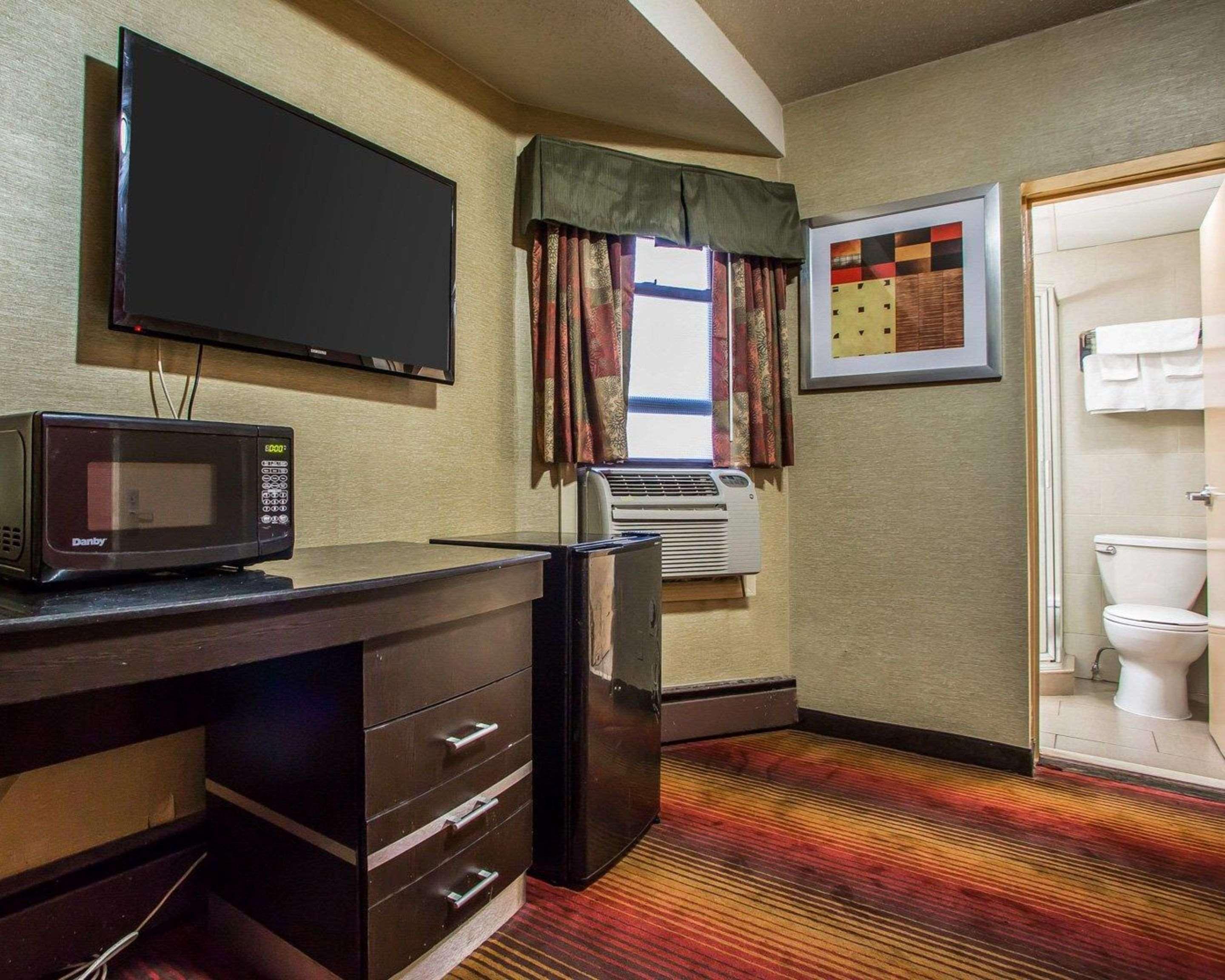 Rodeway Inn Belleville Bagian luar foto