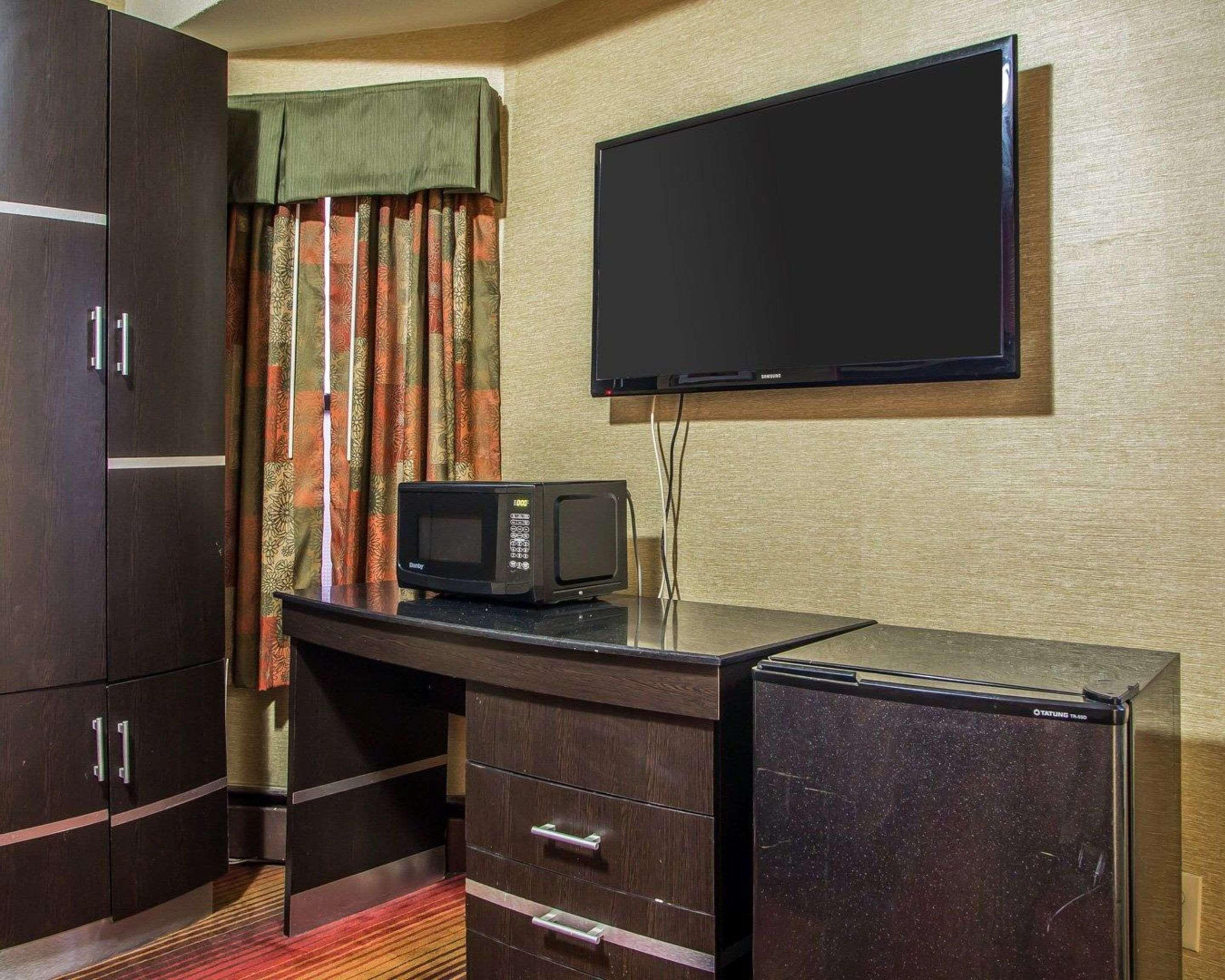 Rodeway Inn Belleville Bagian luar foto