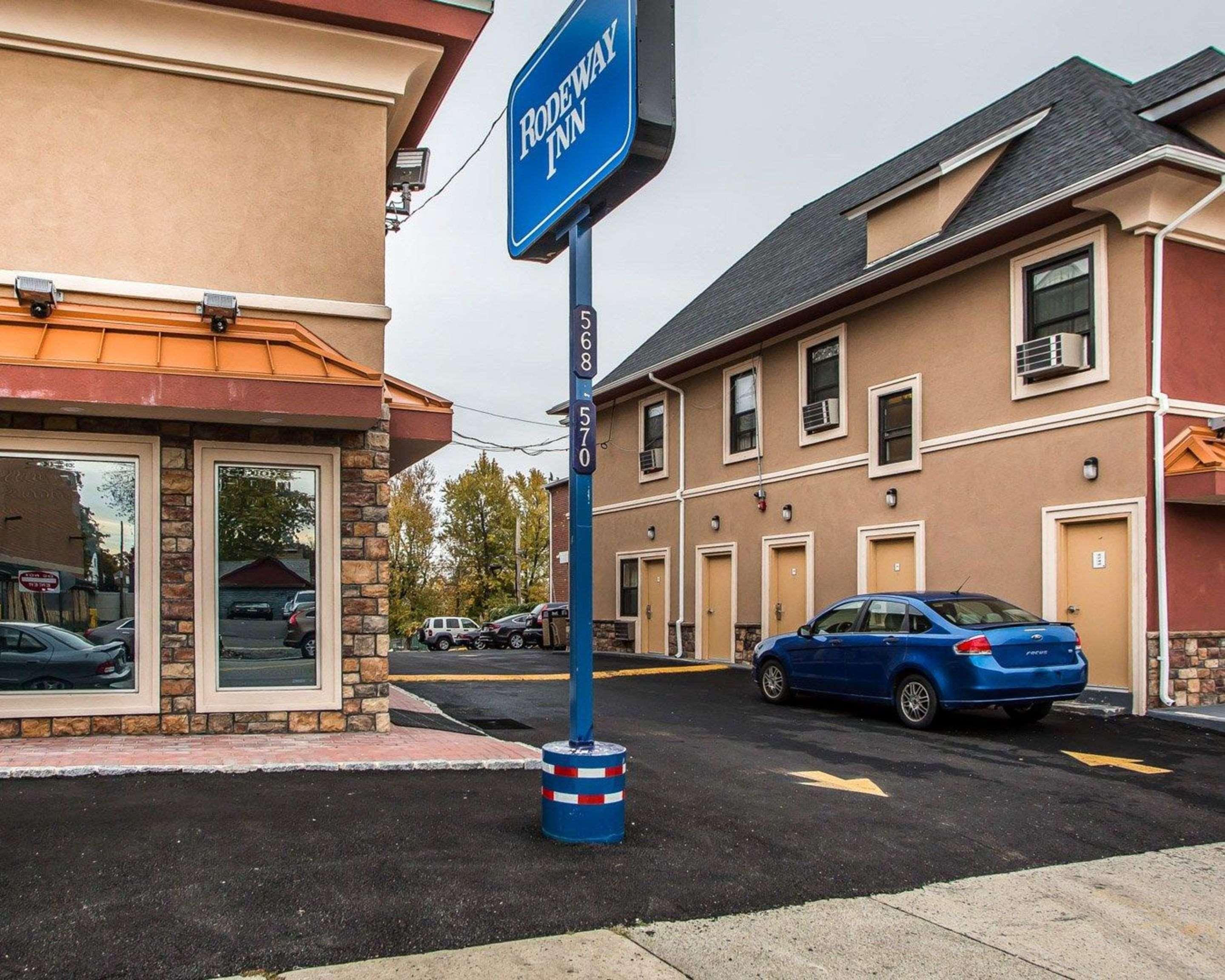 Rodeway Inn Belleville Bagian luar foto
