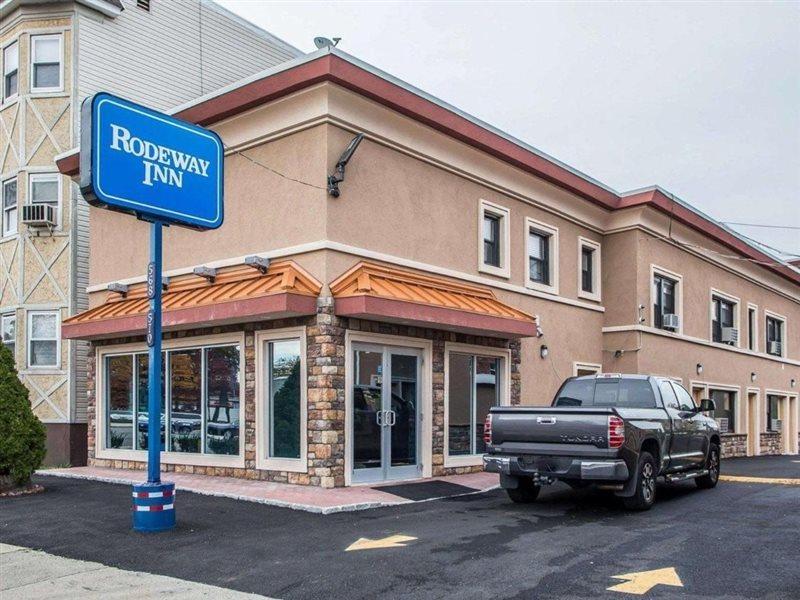 Rodeway Inn Belleville Bagian luar foto