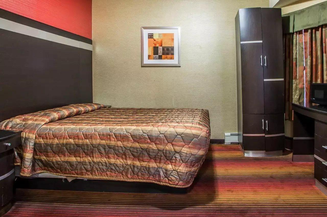 Rodeway Inn Belleville Bagian luar foto