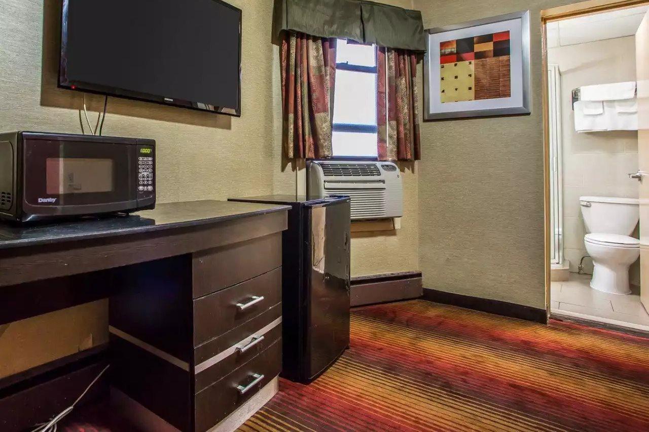 Rodeway Inn Belleville Bagian luar foto