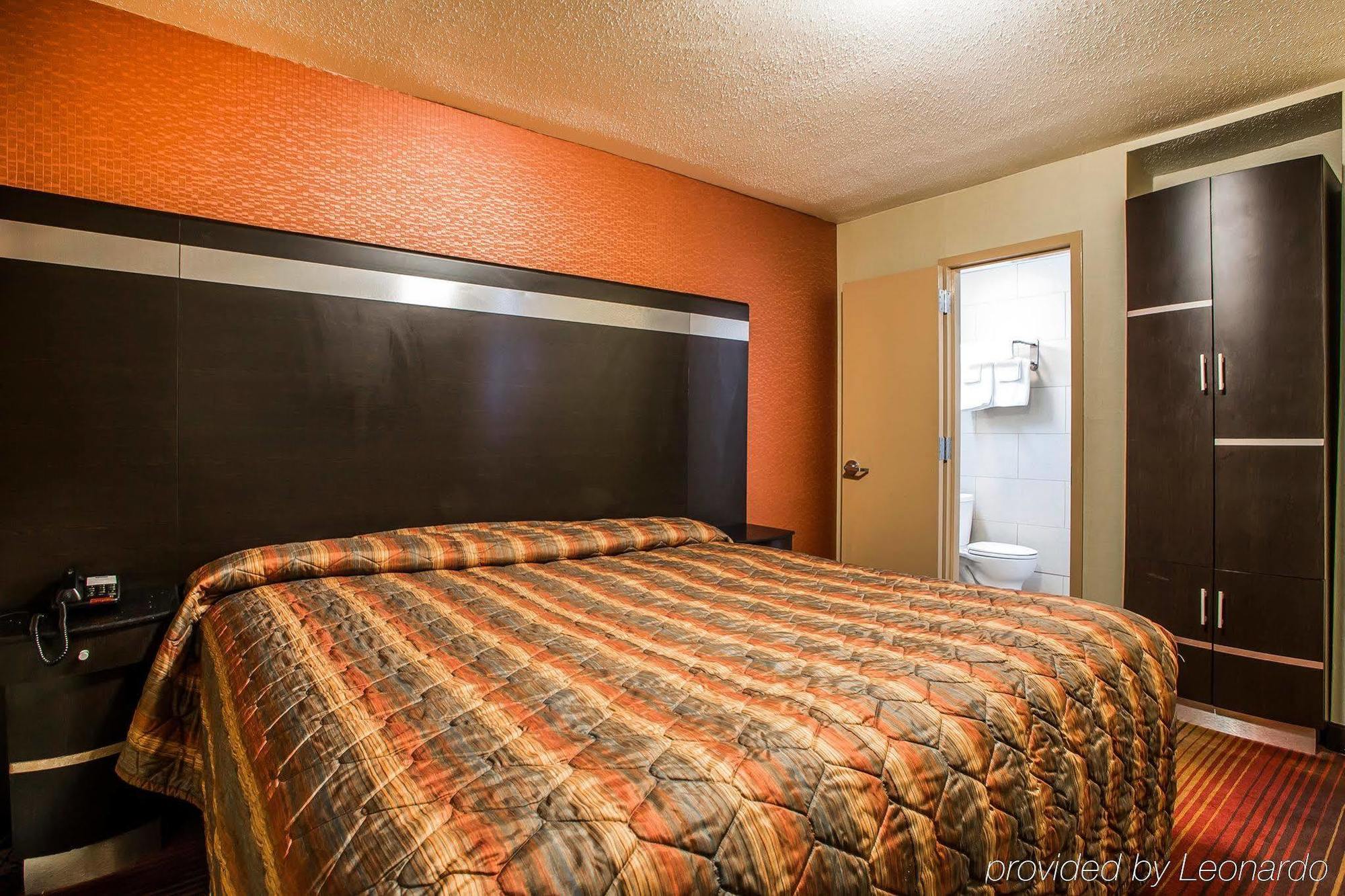 Rodeway Inn Belleville Bagian luar foto