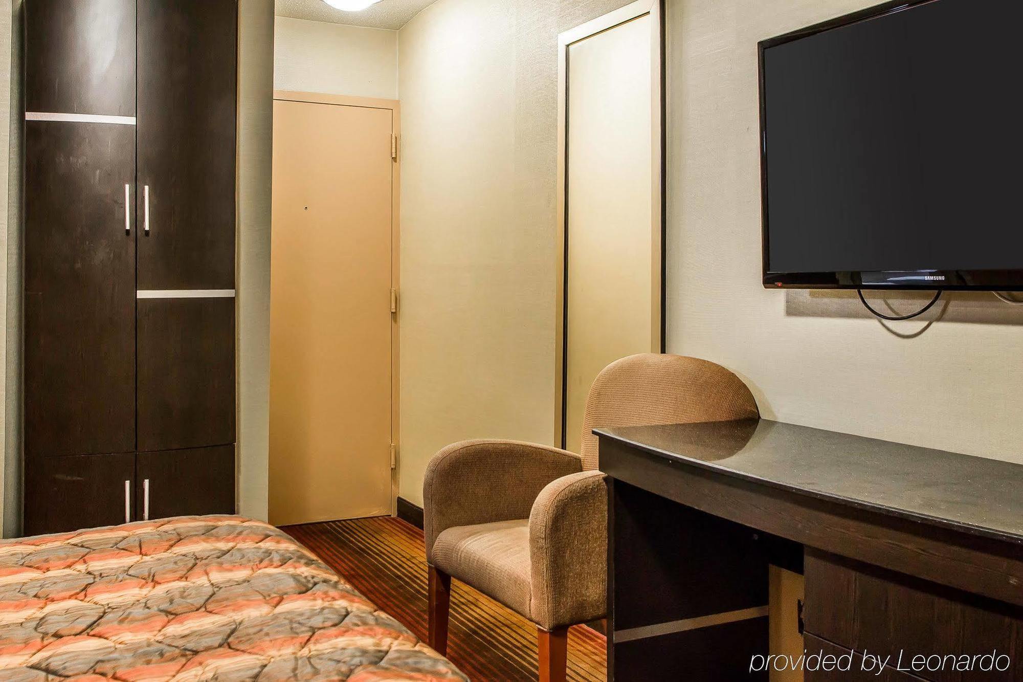 Rodeway Inn Belleville Bagian luar foto