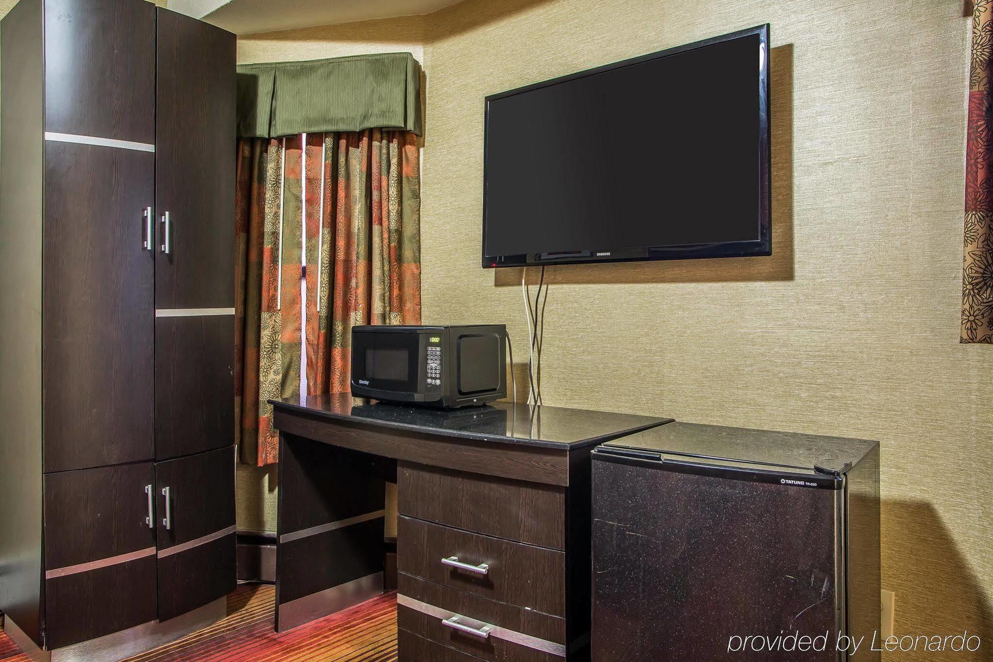 Rodeway Inn Belleville Bagian luar foto