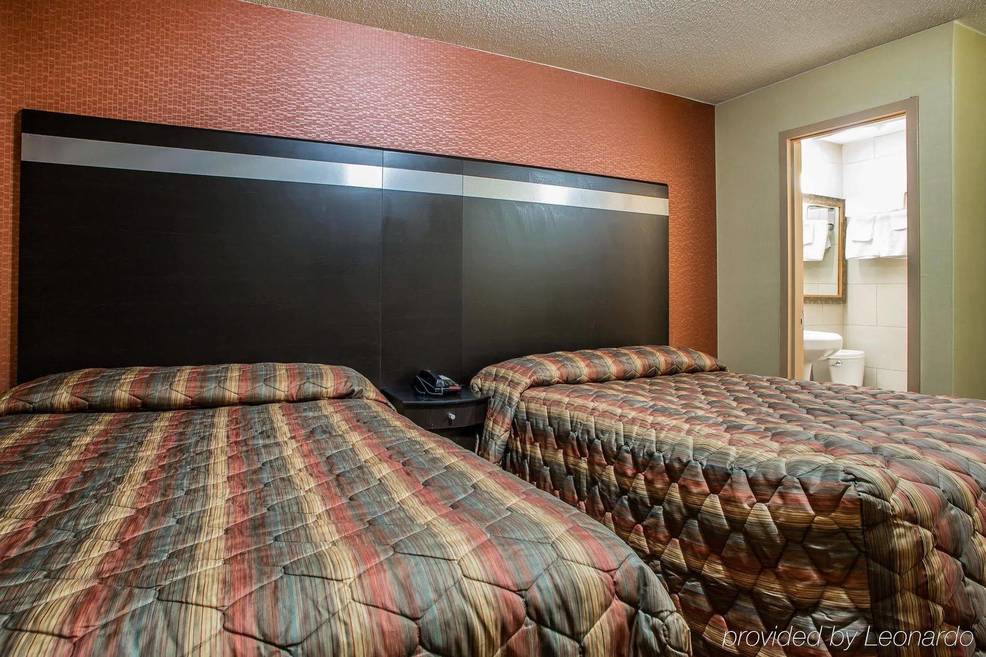 Rodeway Inn Belleville Bagian luar foto
