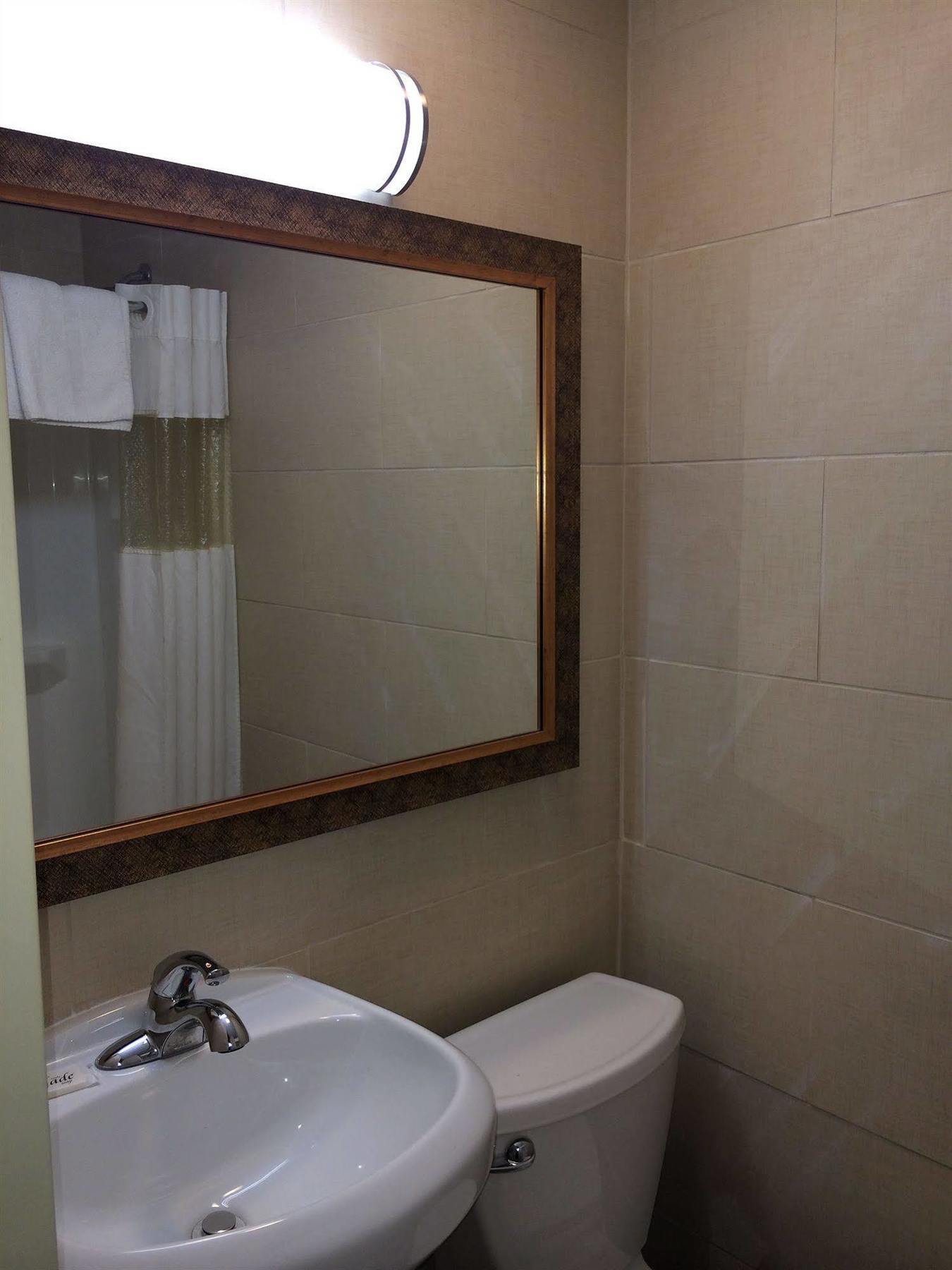 Rodeway Inn Belleville Bagian luar foto