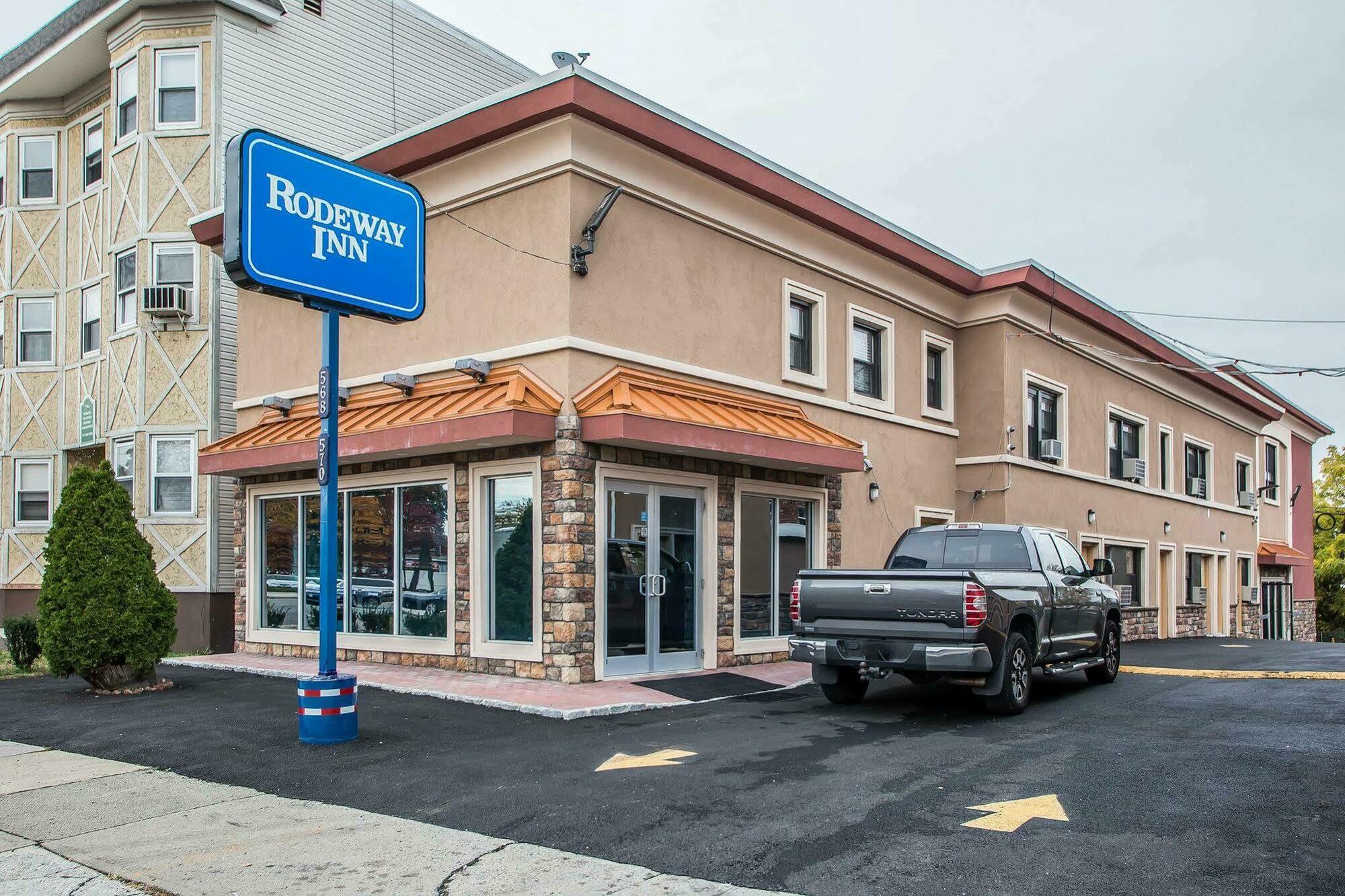 Rodeway Inn Belleville Bagian luar foto