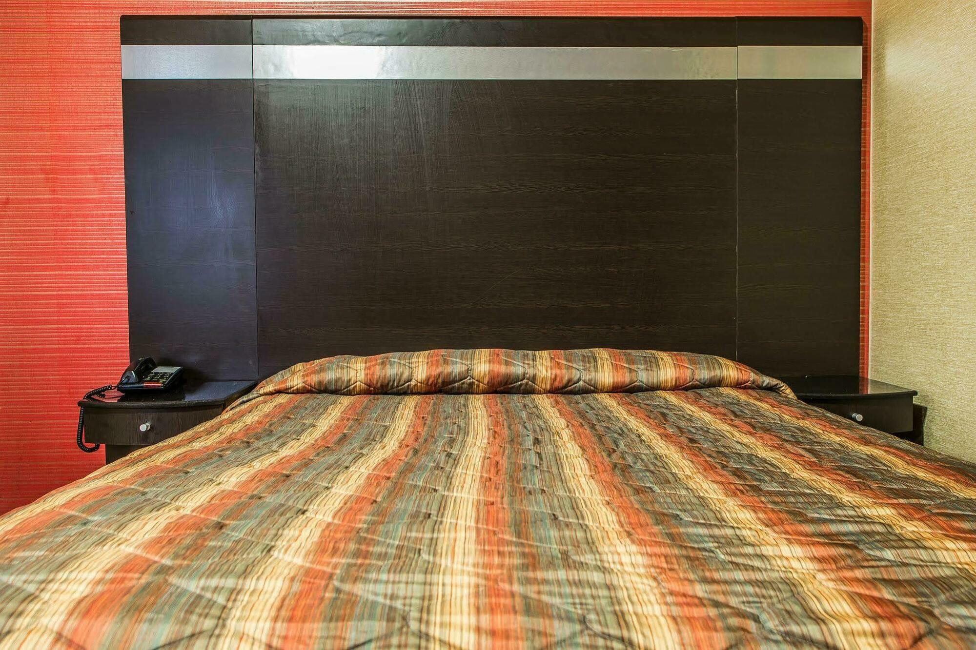 Rodeway Inn Belleville Bagian luar foto