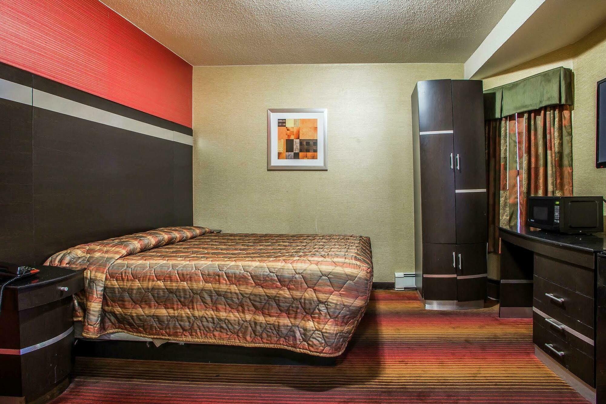 Rodeway Inn Belleville Bagian luar foto